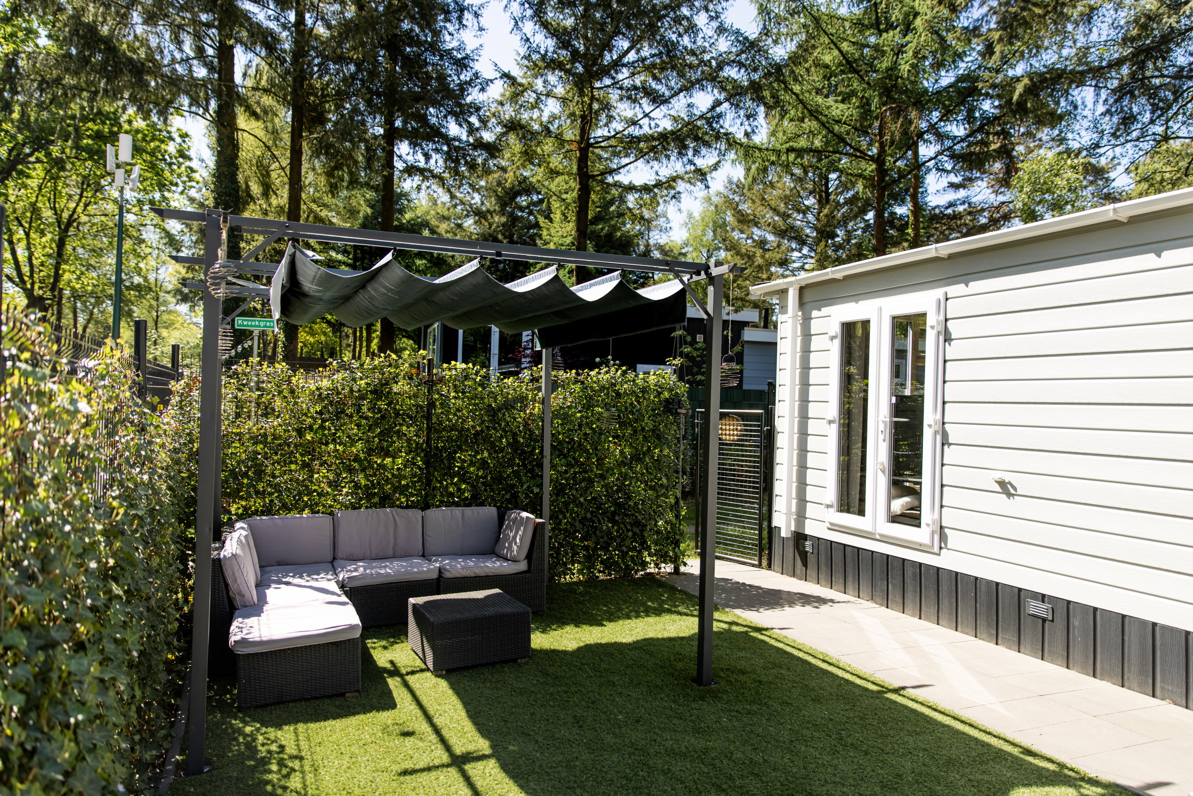 Privétuin met loungeset, veel zon en privacy - Tuin