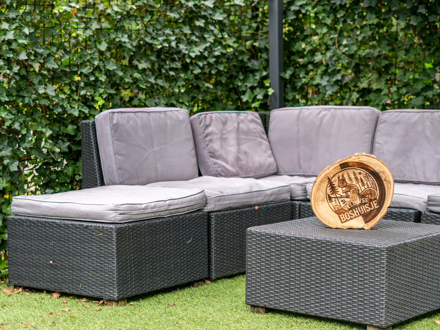 Loungeset in de omheinde tuin - Tuin