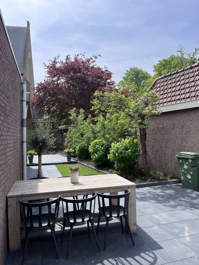 Heerlijke tuin met 2 terrassen - Tuin met schuur en uitzicht op oude kerk