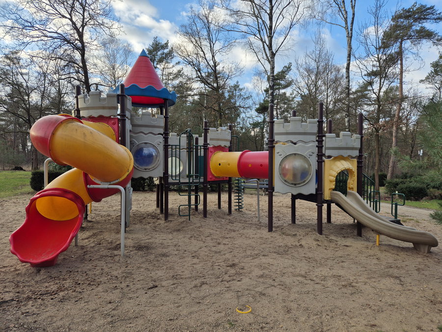 Speelplaats voor de kinderen op het park - Omgeving