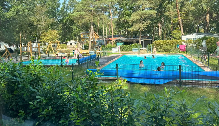 Heerlijk zwembad en peuterbad op de camping, geopend van april tot oktober