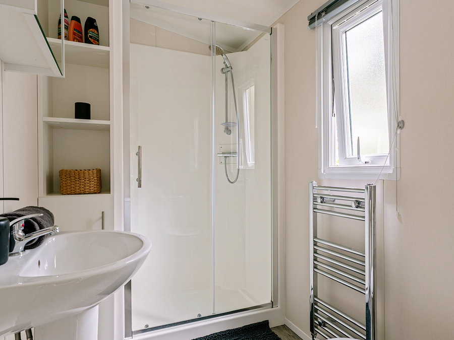 Badkamer met douche en wastafel - Badkamer