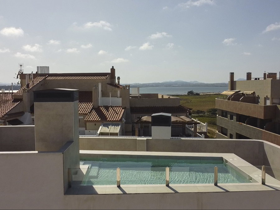 Uitzicht vanuit dakterras naar Natuurpark La Mata - Community terrace with swimming pool