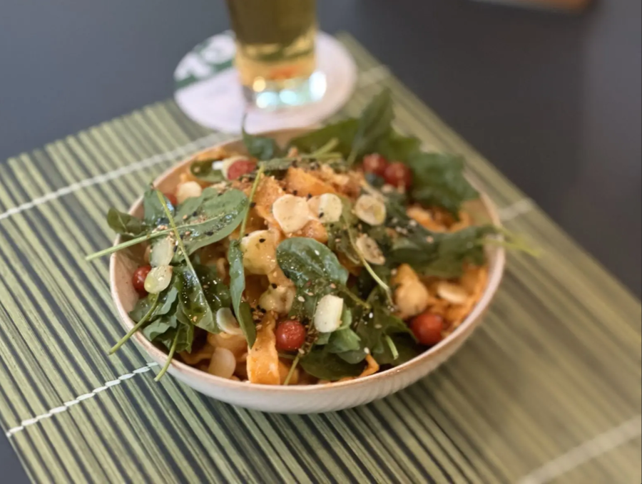 Geniet van een salade, burger of snack bij het restaurant op de camping