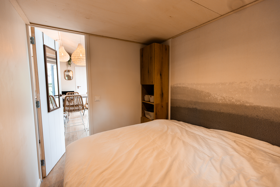Je outfit kan gecheckt worden in deze grote spiegel bij slaapkamer 1