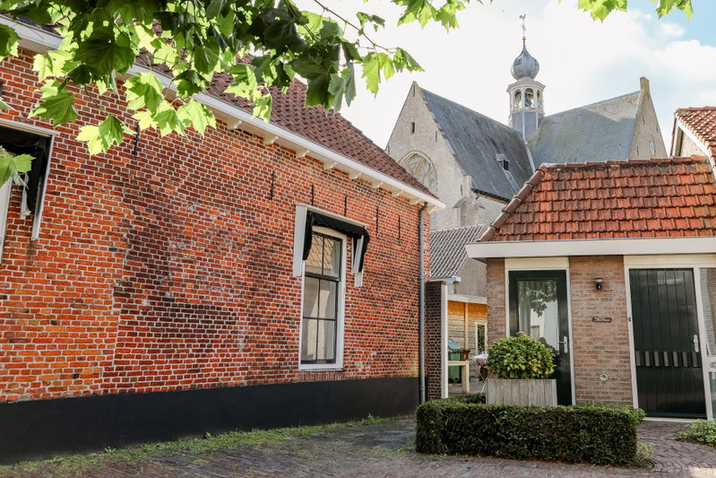 Foto vanaf buiten de poort met mooi uitzicht op de kerk - Buitenkant van het appartement