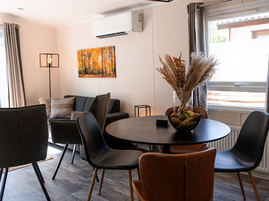 Knus ingerichte woonkamer in een boshuisje op de Veluwe. - Woonkamer