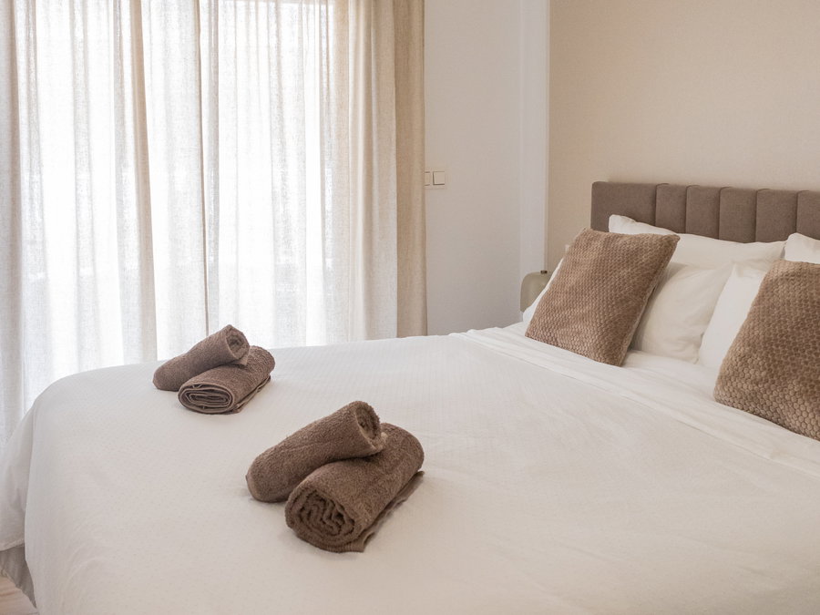 Slaapkamer aan balkon - Masterbedroom