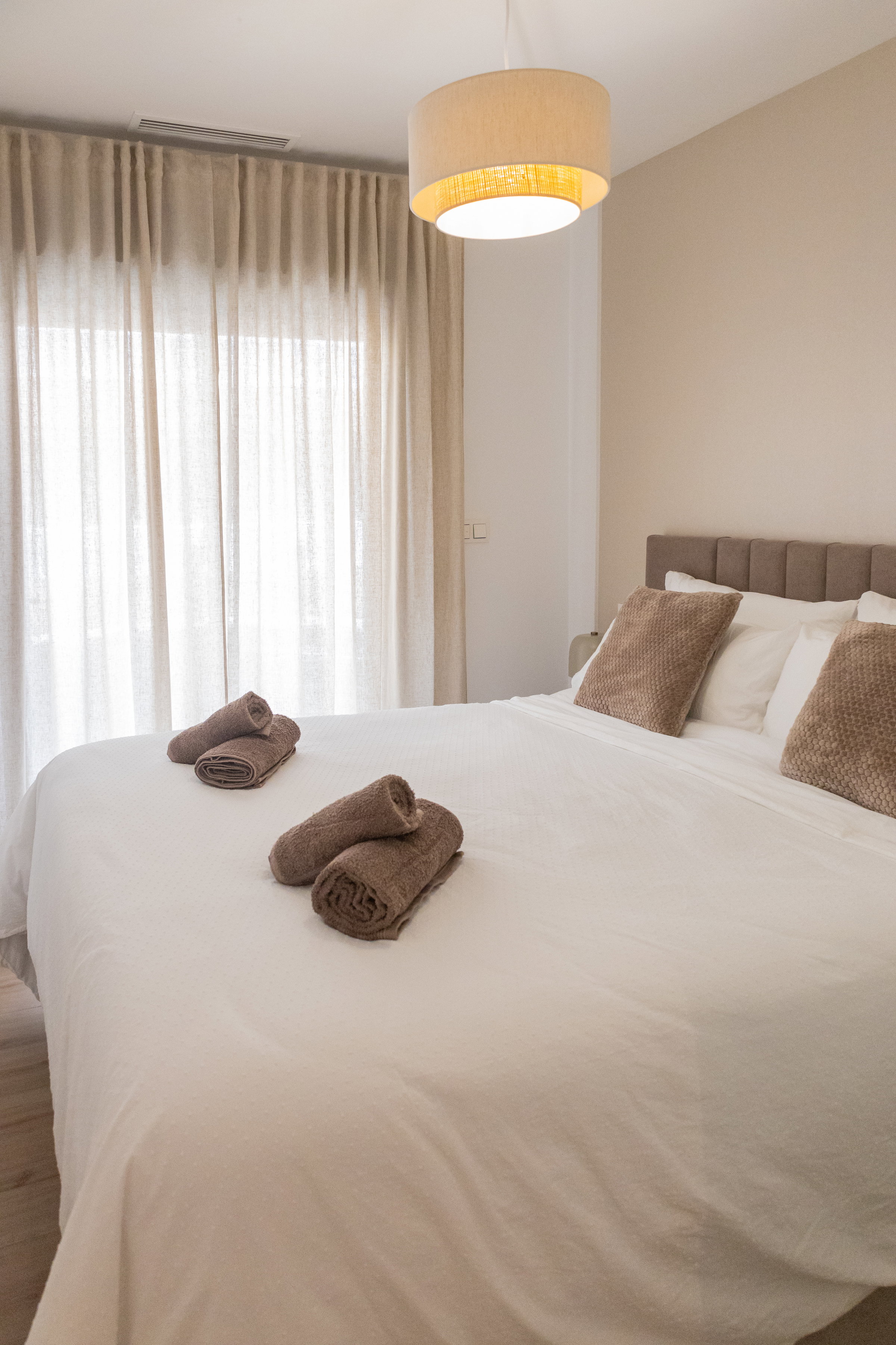 Slaapkamer aan balkon - Masterbedroom