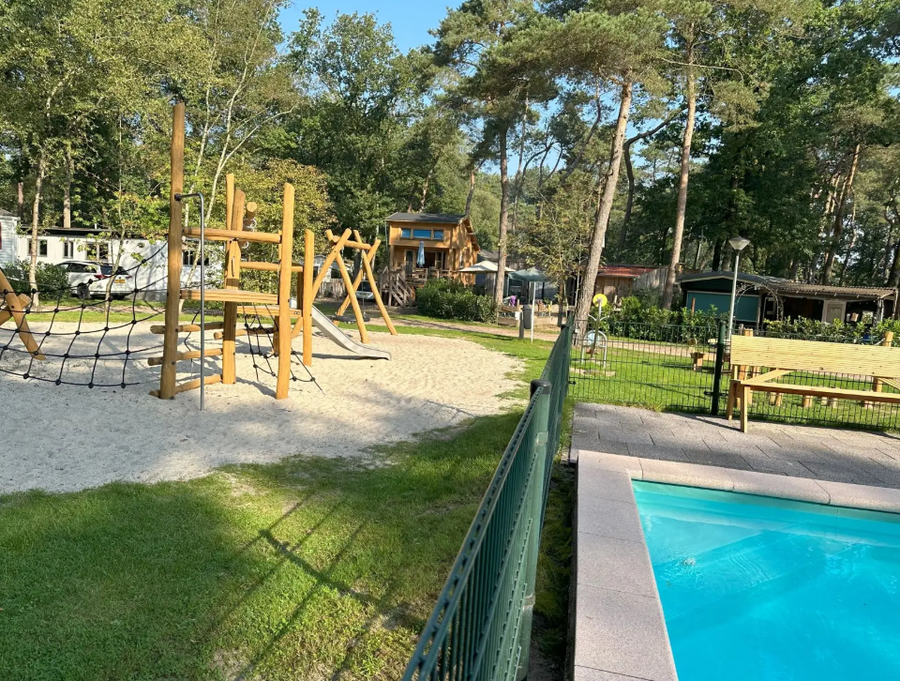 zwembad en speeltuin op de camping