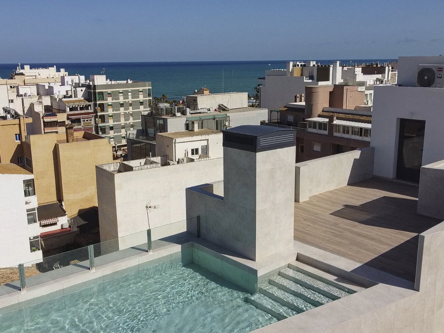 Uitzicht vanuit dakterras naar de zee - Community terrace with swimming pool