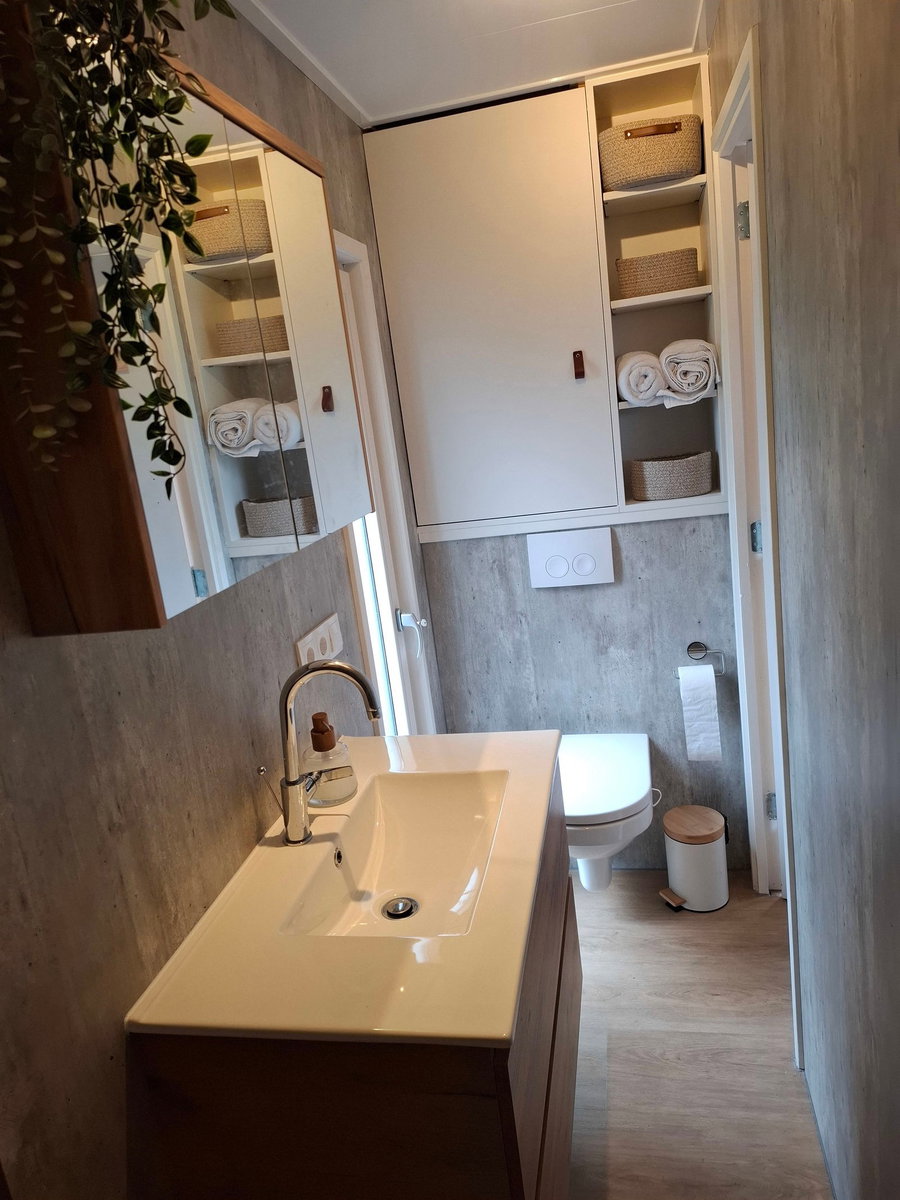 Een complete badkamer met ruim wasmeubel en spiegelkast - Badkamer