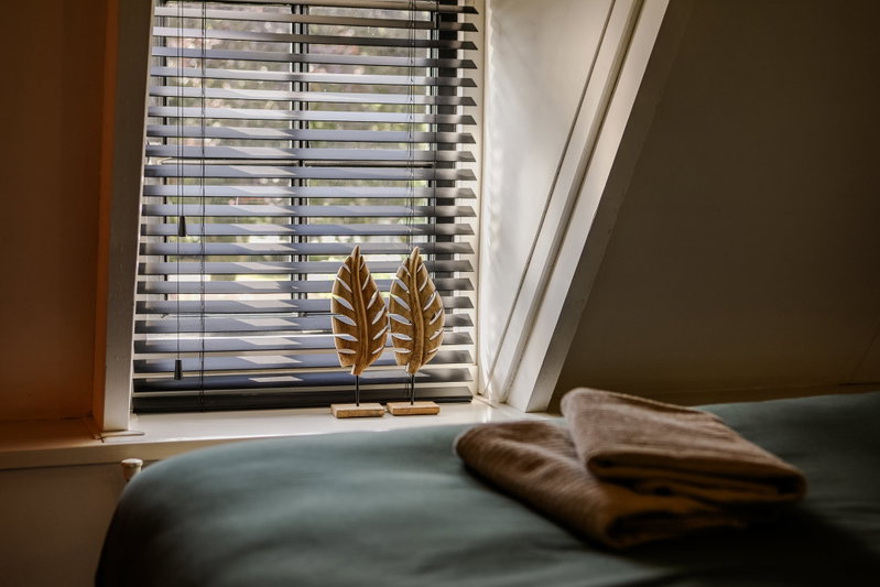 Slaapkamer met uitzicht op de grote oud kerk in Yerseke - Slaapkamer
