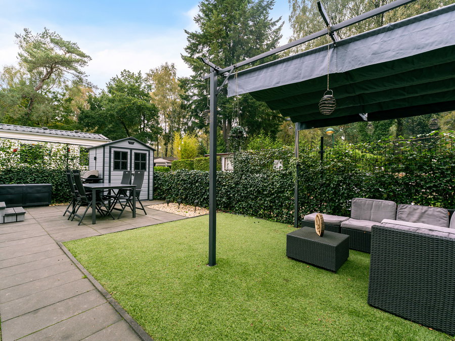 Overdekte zithoek in de tuin - Tuin
