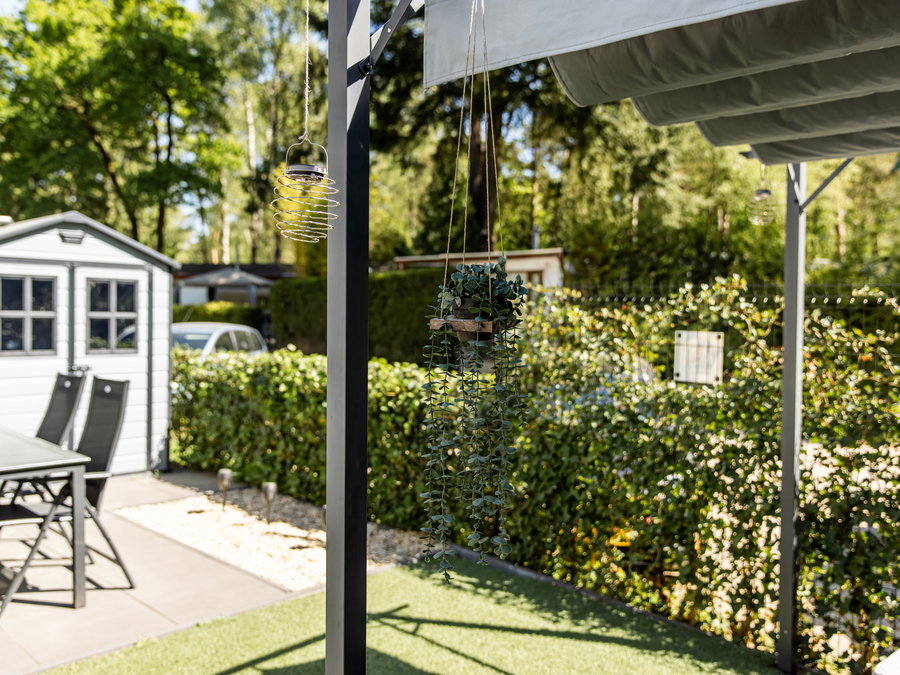Ruime omheinde tuin met loungeset bij een knus chalet op de Veluwe. - Tuin