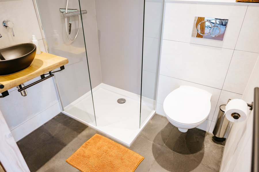 Badkamer met douche toilet en waskom