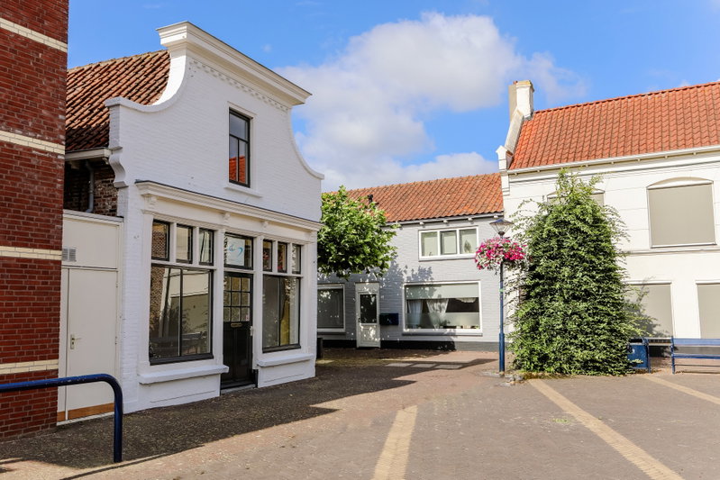 Dit is de buitenkant van het appartement op de benedenverdieping zit een kantoor - Buitenkant van het appartement