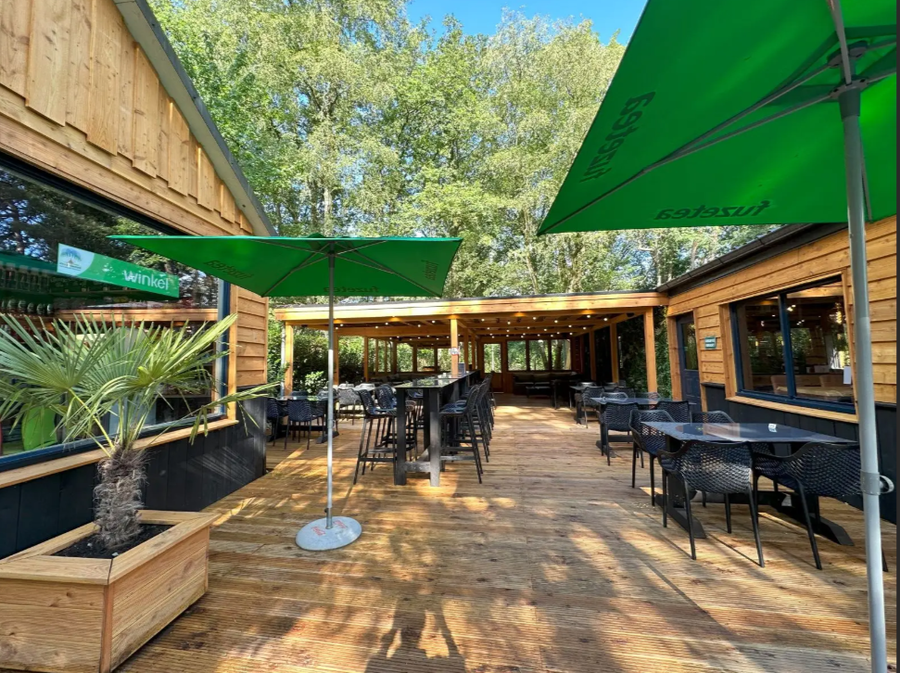 Terras en restaurant op de camping