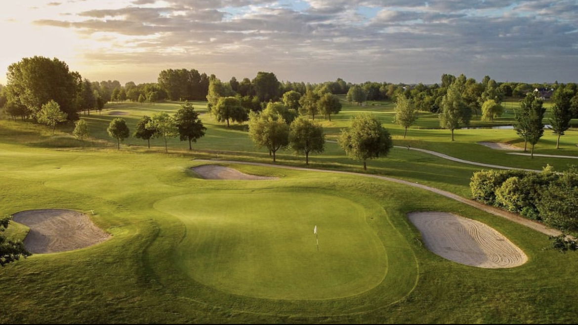 18Holes golfbaan