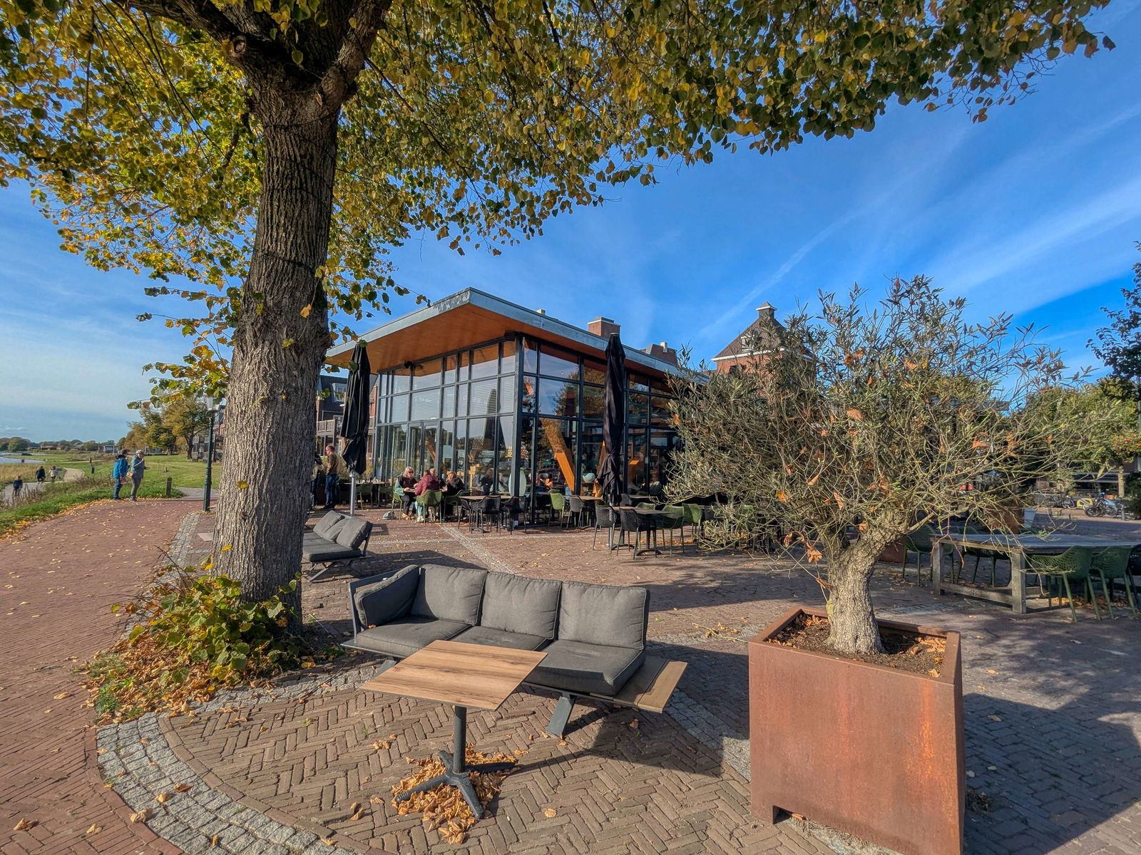 Herfst - fietsen en binnen koffie drinken.