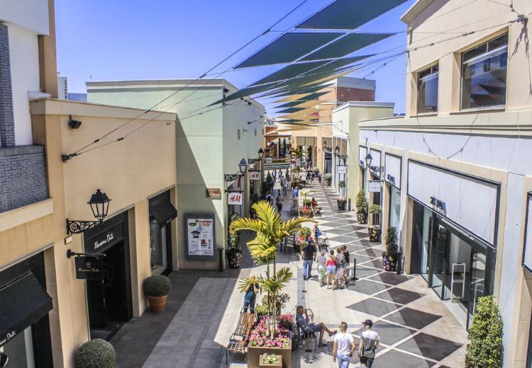 Shoppen bij La Zenia Boulevard