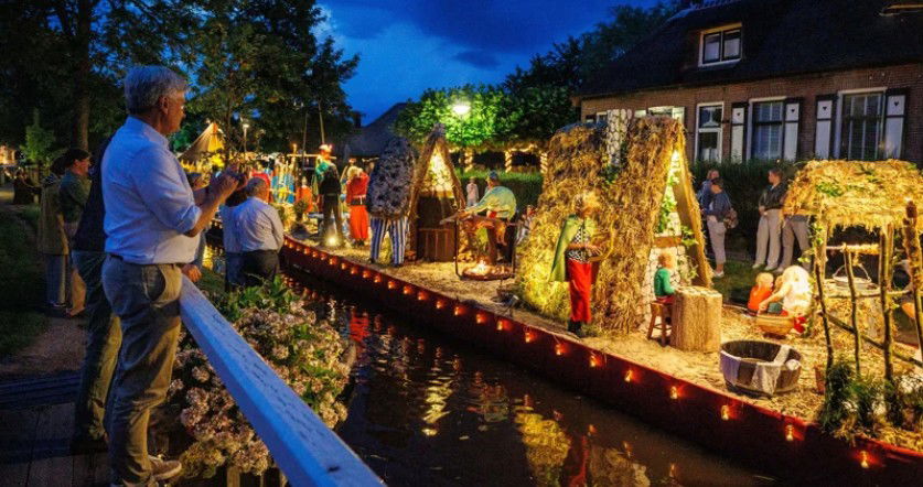 Gondelvaart Dwarsgracht: Een Sprookjesachtig Dorpsfeest