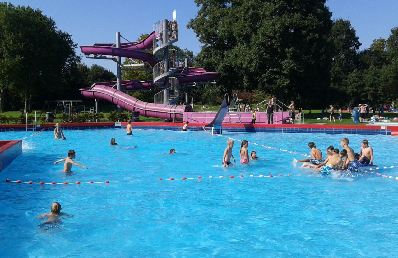 Zwembad met glijbaan