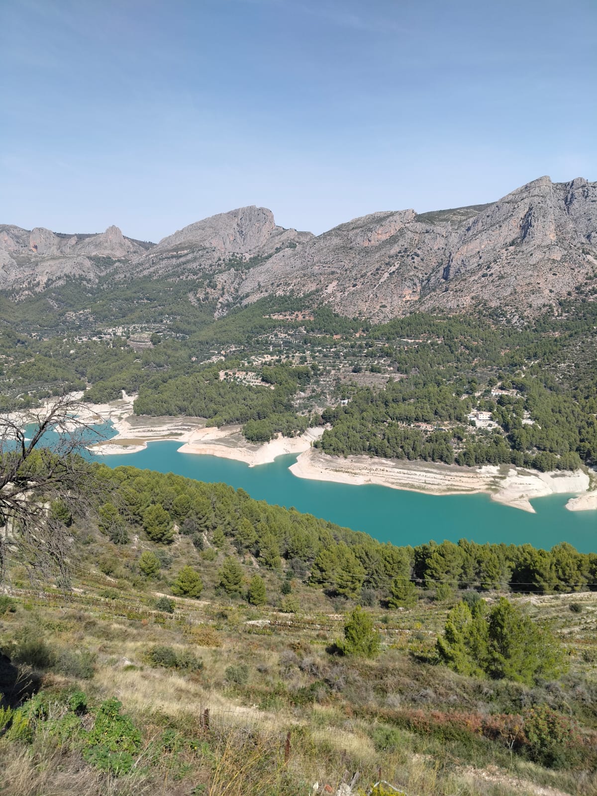 Bezoek het dorp met stuwmeer Guadalast