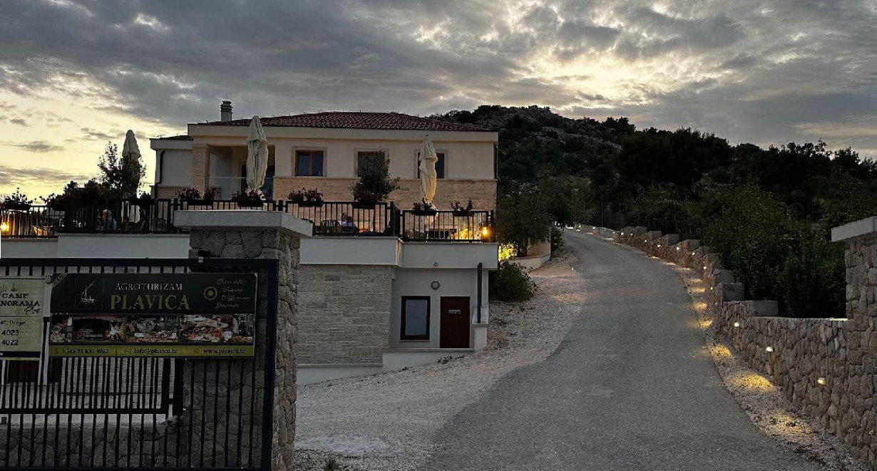 Agroturizam Plavica (900m)