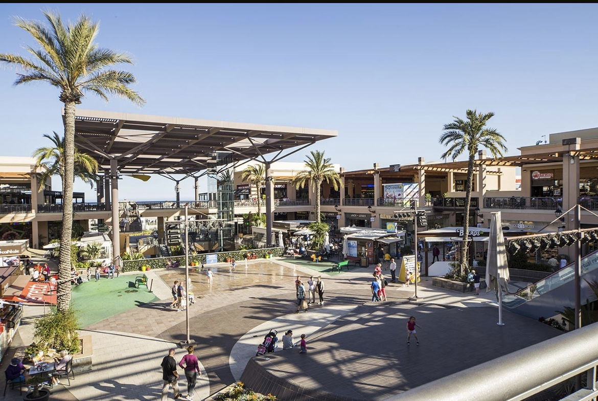 Shoppingcentra en praktische winkels in de buurt