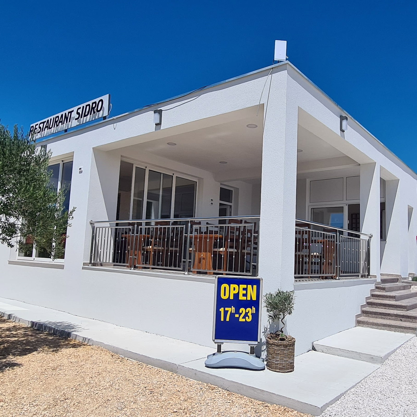 Restoran Sidro (500m)